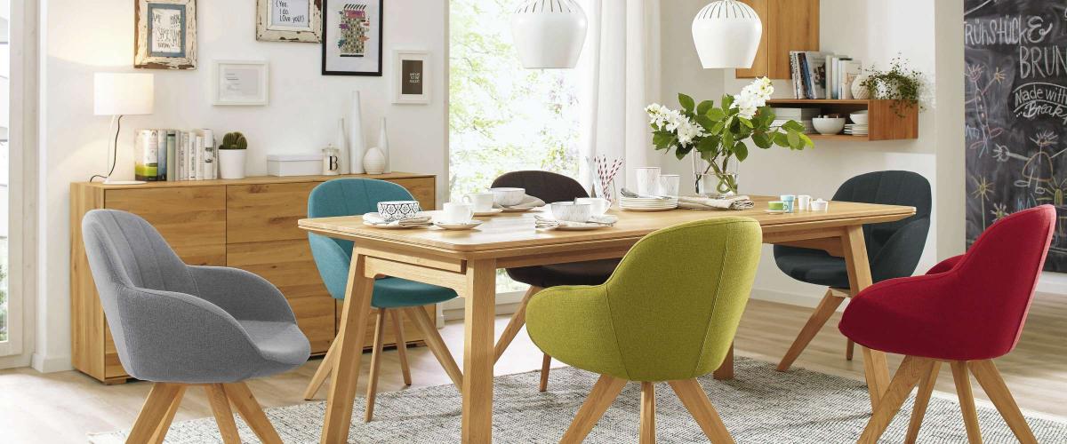 Bunte Sitzgruppe mit Esstisch