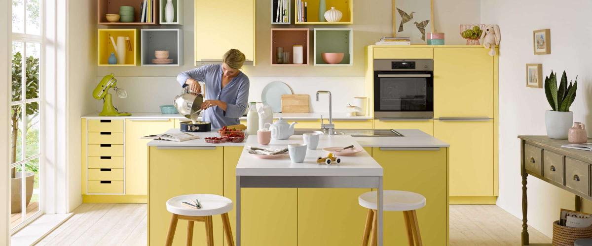 Küche in gelb mit Insel