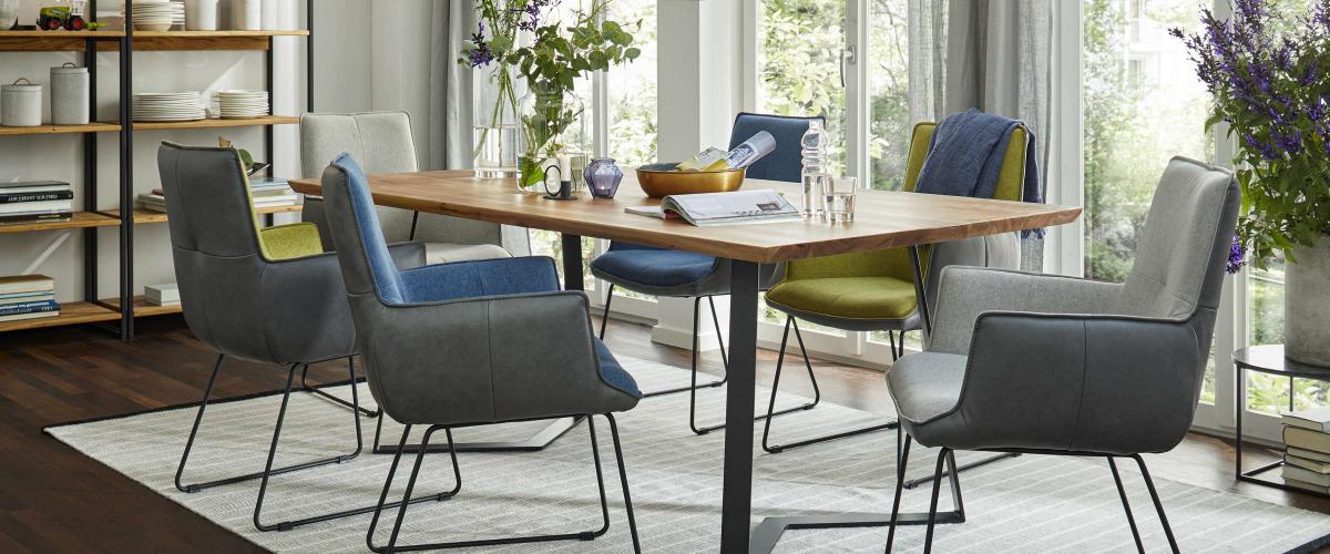 Esstisch mit Stühlen